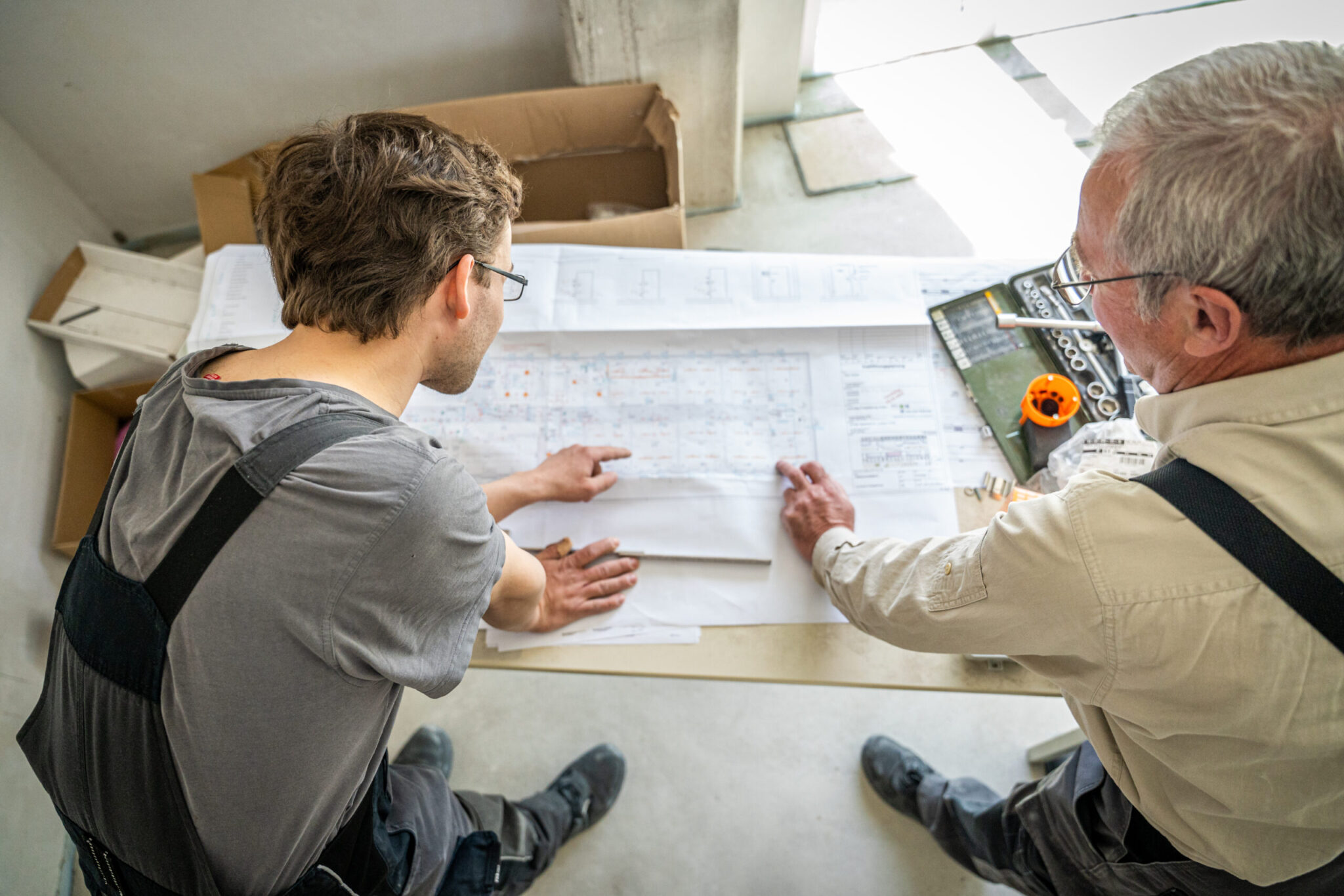 Mitarbeiter beim Besprechen der Kabelplanung