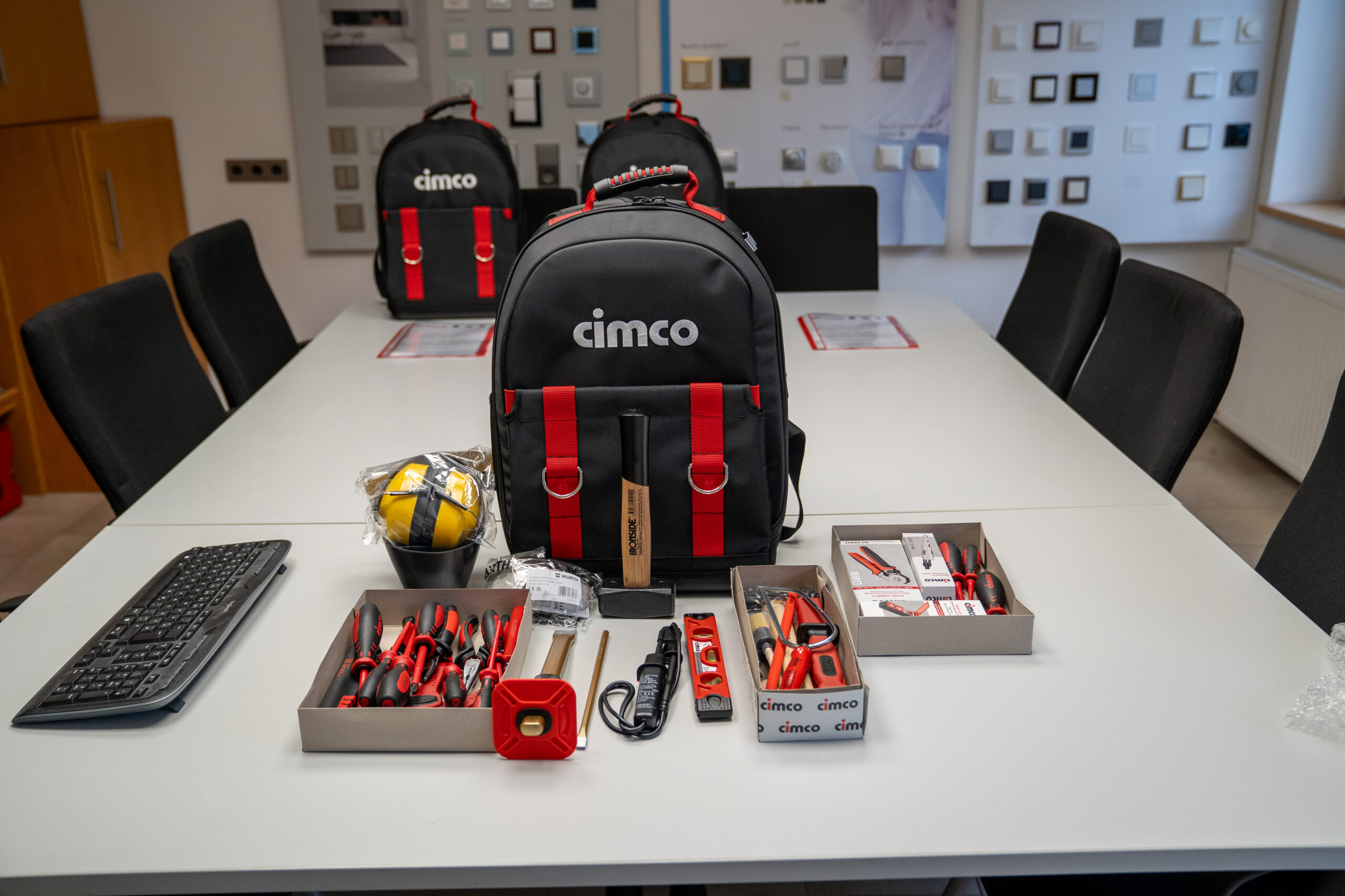 Inhalt des Werkzeug-Rucksacks, den du zum Start deiner Ausbildung als Elektroniker von uns erhältst