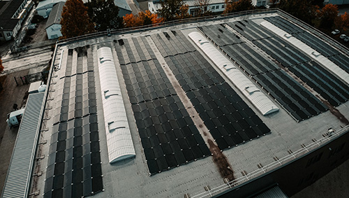 Luftaufnahme einer Photovoltaikanlage auf dem Dach einer Unternehmung